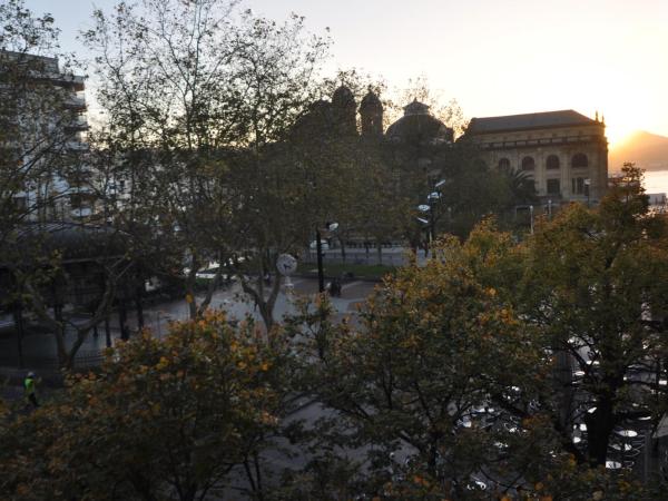 Pension Alameda : photo 1 de la chambre chambre double avec lit d'appoint