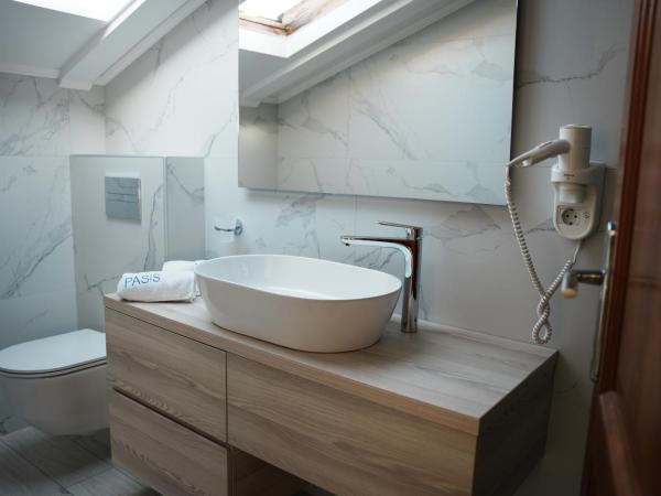 Villa Pasis : photo 6 de la chambre chambre double avec balcon mansardée