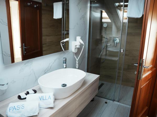 Villa Pasis : photo 7 de la chambre chambre double avec balcon mansardée