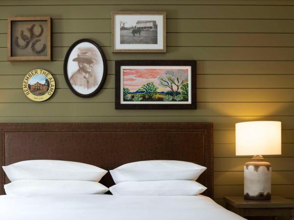 Hyatt Regency Hill Country Resort & Spa : photo 3 de la chambre chambre lit king-size avec douche accessible en fauteuil roulant - adaptée aux personnes à mobilité réduite