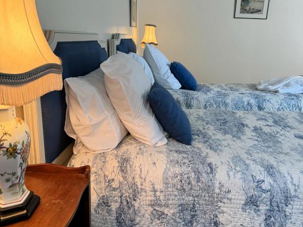 24H LE MANS Château de Lauresse chambres d'hôtes Luxe : photo 3 de la chambre chambre lits jumeaux avec terrasse