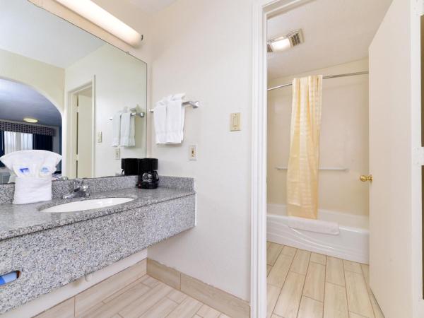 Americas Best Value Inn and Suites Houston/Northwest Brookhollow : photo 1 de la chambre suite lit king-size