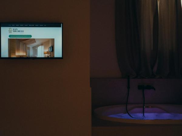 San Michele Luxury Rooms : photo 1 de la chambre chambre lit queen-size avec baignoire spa
