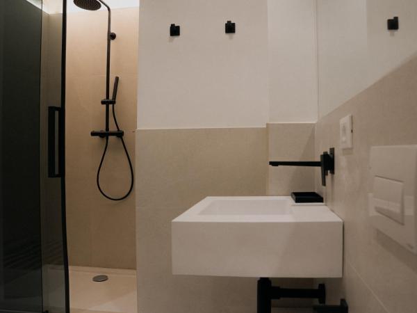 San Michele Luxury Rooms : photo 4 de la chambre chambre lit queen-size avec baignoire spa