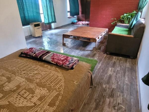 Karunamaya Hotel : photo 2 de la chambre chambre double ou lits jumeaux deluxe - vue sur montagne