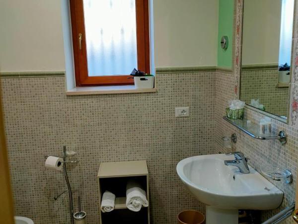 Villa Vittoria : photo 9 de la chambre chambre triple confort avec douche