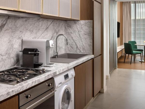 InterContinental Residences Dubai Business Bay, an IHG Hotel : photo 1 de la chambre studio king room with kitchenette and city view