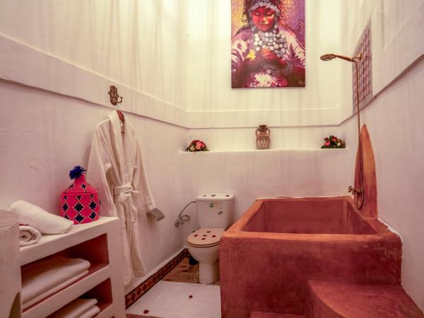 Riad Yalla habibi : photo 6 de la chambre chambre double deluxe avec baignoire