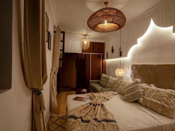 Riad Yalla habibi : photo 10 de la chambre chambre lit king-size - vue sur montagne