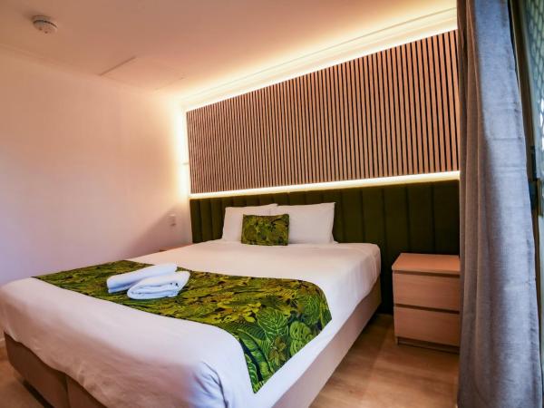 Ingenia Holidays Taigum : photo 6 de la chambre chambre lit king-size - vue sur jardin