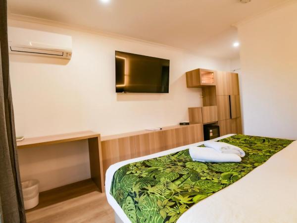 Ingenia Holidays Taigum : photo 3 de la chambre chambre lit king-size - vue sur jardin