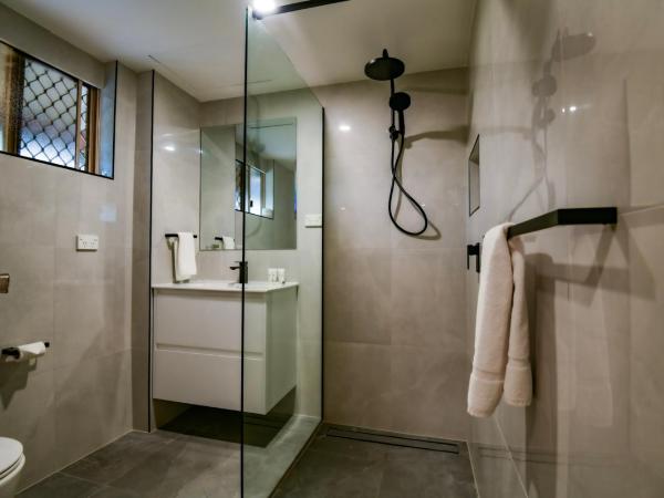 Ingenia Holidays Taigum : photo 2 de la chambre chambre lit king-size - vue sur jardin