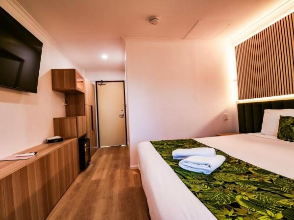 Ingenia Holidays Taigum : photo 8 de la chambre chambre lit king-size - vue sur jardin