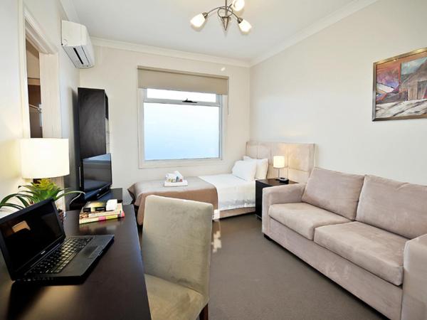 6B - Executive Rooms in Large Property in Brunswick : photo 5 de la chambre chambre simple avec salle de bains 