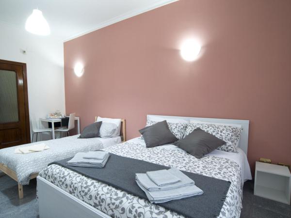 B&B Posidonia Salerno : photo 6 de la chambre chambre triple avec salle de bains privative séparée