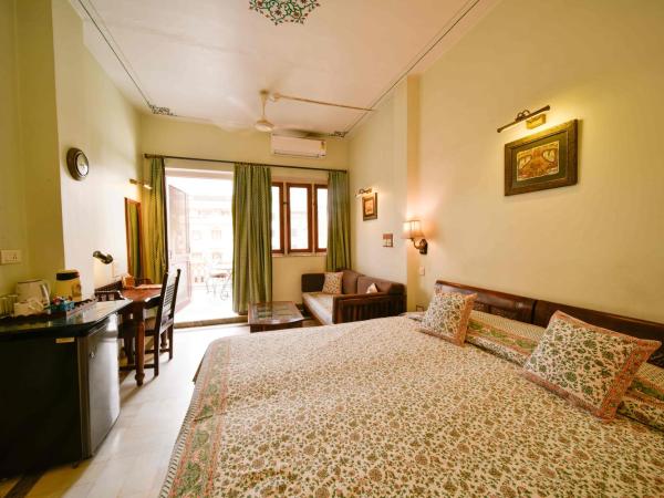 Hotel Arya Niwas : photo 1 de la chambre chambre deluxe double ou lits jumeaux