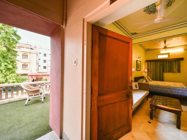 Hotel Arya Niwas : photo 10 de la chambre chambre deluxe double ou lits jumeaux