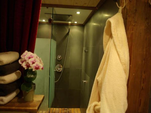 Hôtel Les Chalets de Philippe avec Jacuzzis Privatifs : photo 3 de la chambre suite familiale