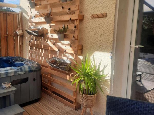 Le Mas Blanc : photo 9 de la chambre chambre double avec salle de bains privative