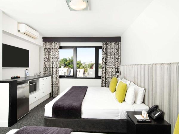 Comfort Hotel East Melbourne : photo 2 de la chambre suite lit king-size supérieure avec lit simple 