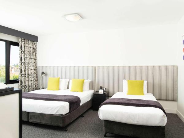 Comfort Hotel East Melbourne : photo 1 de la chambre suite lit king-size supérieure avec lit simple 