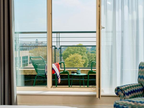 Herbert Park Hotel and Park Residence : photo 1 de la chambre chambre lit king-size avec balcon