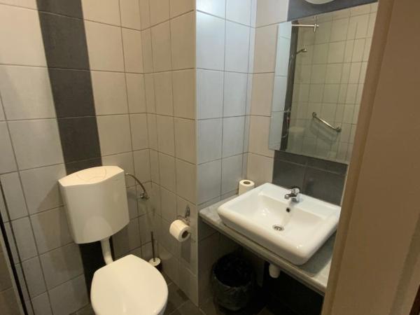 FREE PARKING, FREE BREAKFAST, only 15 minutes to City Center : photo 3 de la chambre chambre lits jumeaux - vue sur ville