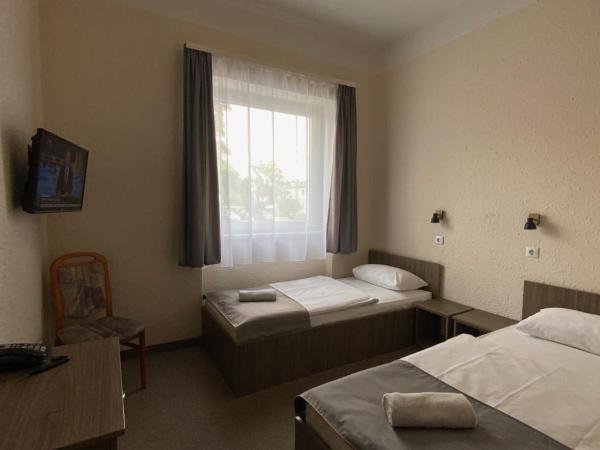 FREE PARKING, FREE BREAKFAST, only 15 minutes to City Center : photo 5 de la chambre chambre triple - vue sur ville