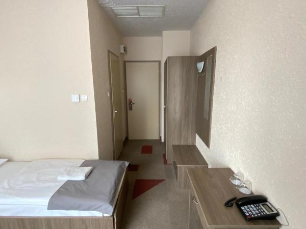 FREE PARKING, FREE BREAKFAST, only 15 minutes to City Center : photo 6 de la chambre chambre triple - vue sur ville