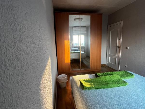 Bed VALLECAS : photo 7 de la chambre chambre double avec salle de bains commune