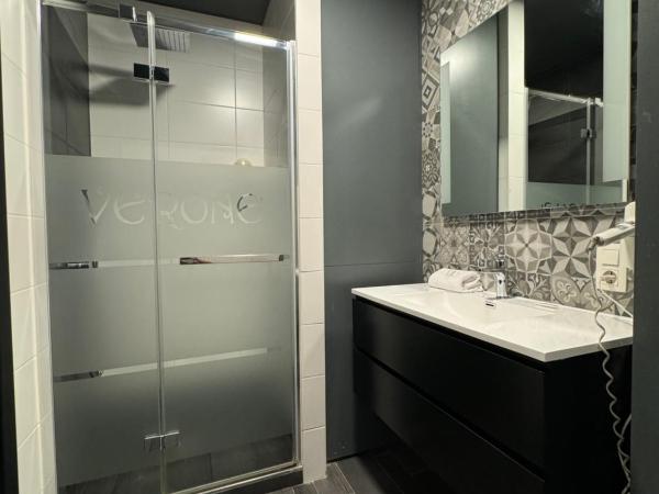Hôtel Verone - Liège Centre : photo 10 de la chambre chambre double avec douche