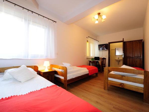 Willa Julia : photo 1 de la chambre chambre triple avec salle de bains privative