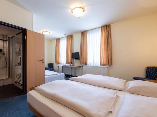 Trip Inn Hotel Conti : photo 1 de la chambre chambre triple