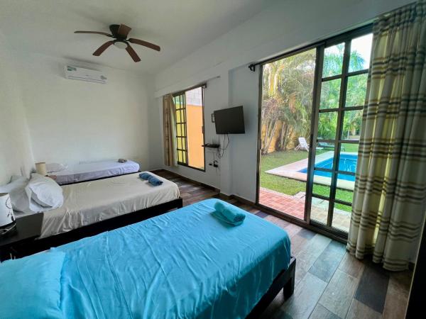 Cancun-Soho : photo 2 de la chambre quadruple room with balcony and view to the garden and pool