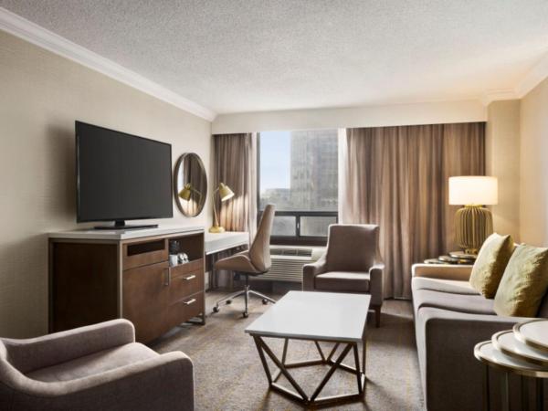 Crowne Plaza Toronto Airport, an IHG Hotel : photo 1 de la chambre suite 1 chambre lit king-size avec canapé-lit