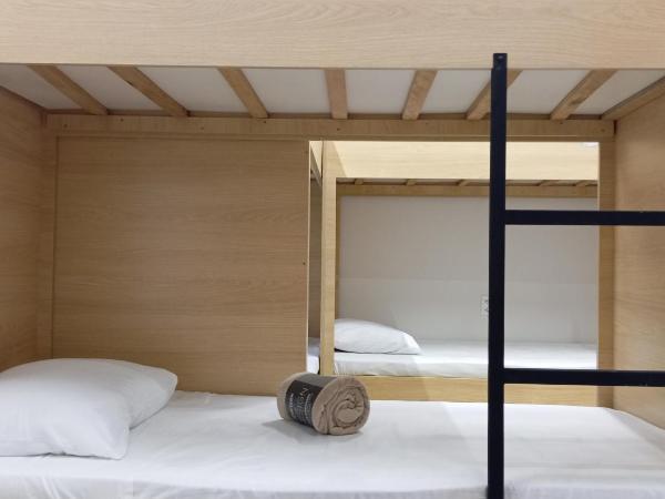 Angatu Hostel Service : photo 8 de la chambre lit simple dans dortoir pour femmes