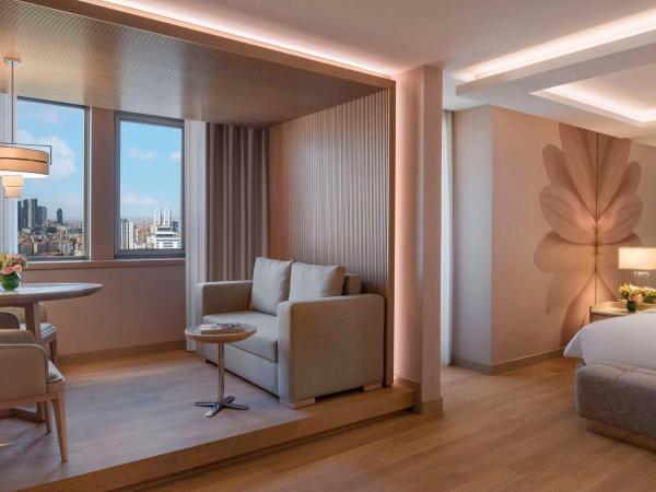 Mövenpick Hotel Istanbul Bosphorus : photo 1 de la chambre suite lit king-size - vue sur bosphore 