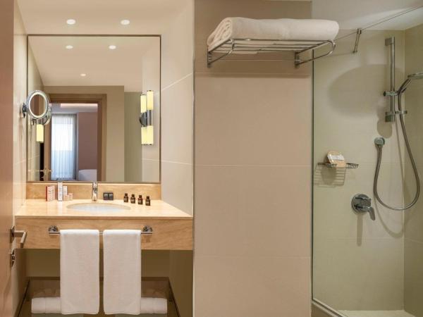 Mövenpick Hotel Istanbul Bosphorus : photo 2 de la chambre suite lit king-size - vue sur bosphore 