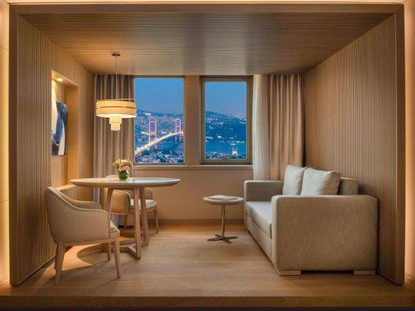 Mövenpick Hotel Istanbul Bosphorus : photo 3 de la chambre suite lit king-size - vue sur bosphore 