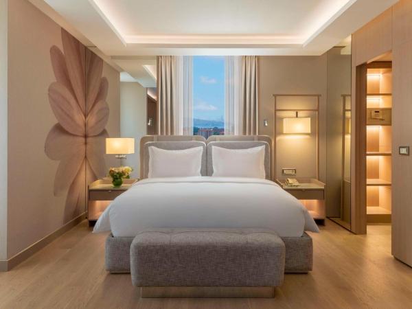 Mövenpick Hotel Istanbul Bosphorus : photo 4 de la chambre suite lit king-size - vue sur bosphore 