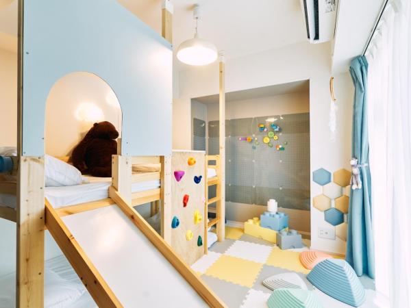 B/C APARTMENT 浅草花園通 レンタカー付ホテル : photo 2 de la chambre comfort family apartment with kids bed - no pets allowed (rental car included)