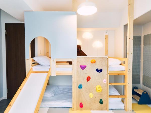 B/C APARTMENT 浅草花園通 レンタカー付ホテル : photo 9 de la chambre comfort family apartment with kids bed - no pets allowed (rental car included)