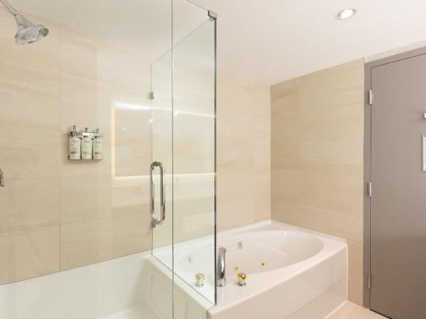 Holiday Inn Express Vancouver Airport-Richmond, an IHG Hotel : photo 5 de la chambre suite lit queen-size avec canapé-lit