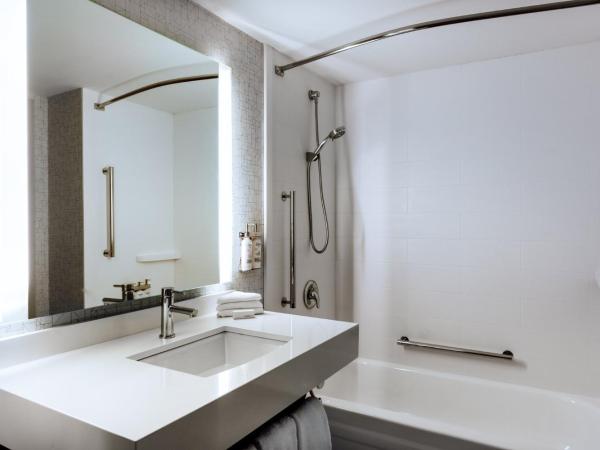 Holiday Inn Express Vancouver Airport-Richmond, an IHG Hotel : photo 6 de la chambre chambre lit queen-size - accessible aux personnes à mobilité réduite - non-fumeurs