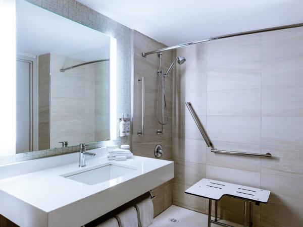 Holiday Inn Express Vancouver Airport-Richmond, an IHG Hotel : photo 6 de la chambre chambre lit queen-size - accessible aux personnes à mobilité réduite