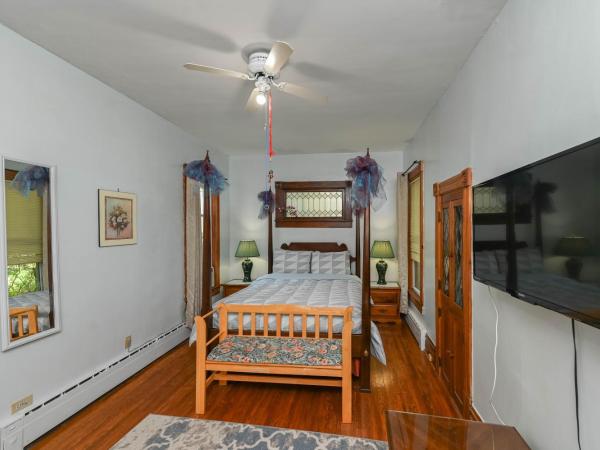 Niagara Inn Bed and Breakfast : photo 3 de la chambre hébergement rose