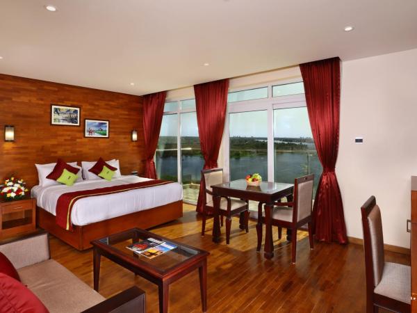 JVK Park Hotel : photo 5 de la chambre chambre lit king-size - vue sur lac