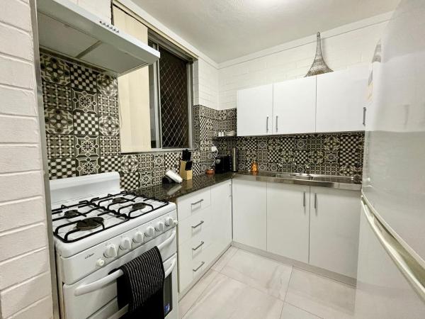 Central Subiaco Oasis 1 Bedroom Unit : photo 3 de la chambre appartement avec balcon