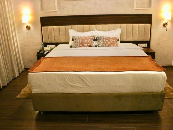 Nalapad's Hotel Bangalore International : photo 1 de la chambre chambre lit king-size avec balcon