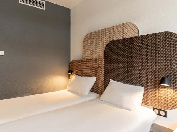 B&B HOTEL Chartres Centre Cathédrale : photo 1 de la chambre chambre lits jumeaux